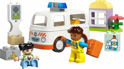 10447 LEGO DUPLO Ambulance met chauffeur